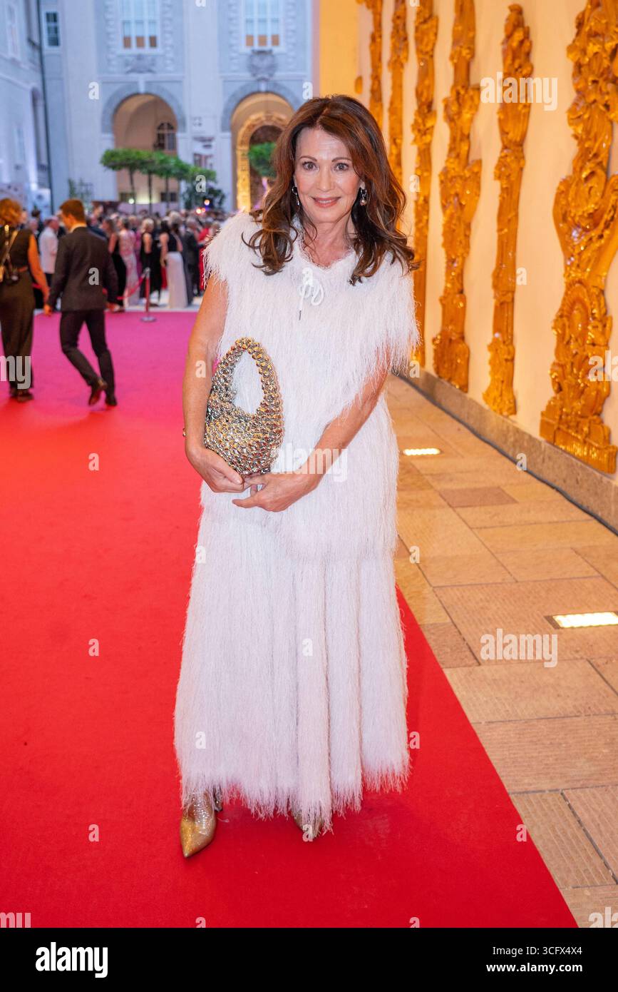 Live spendengala hi res stock photography and images Alamy