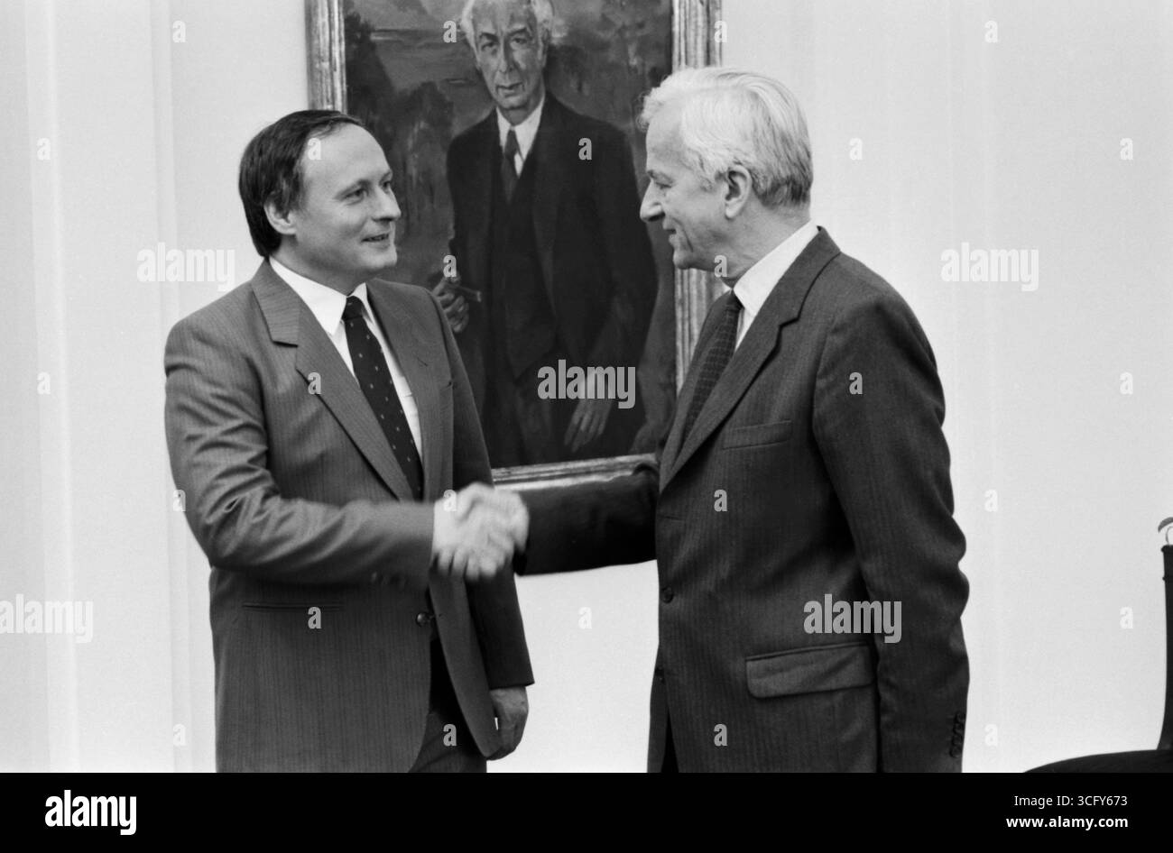 Der saarländische Ministerpräsident Oskar Lafontaine (links) im Gespräch mit Bundespräsident Richard von Weizsäcker (rechts) am 9. Mai 1985 in Bonn. Die Begegnung fand vermutlich im Rahmen der damaligen politischen Konsultationen zum 40. Jahrestag des Kriegsendes. Im Hintergrund ist ein Porträt von Theodor Heuss. Stock Photo