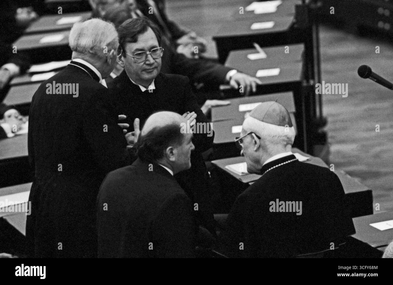 Kardinal Josef Höffner im Gespräch mit weiteren Geistlichen und Teilnehmern im Plenarsaal des Bundestages in Bonn, wenige Minuten vor der Rede von Bundespräsident Richard von Weizsäcker zum 40. Jahrestag des Endes des Zweiten Weltkriegs, am 8. Mai 1985. Stock Photo