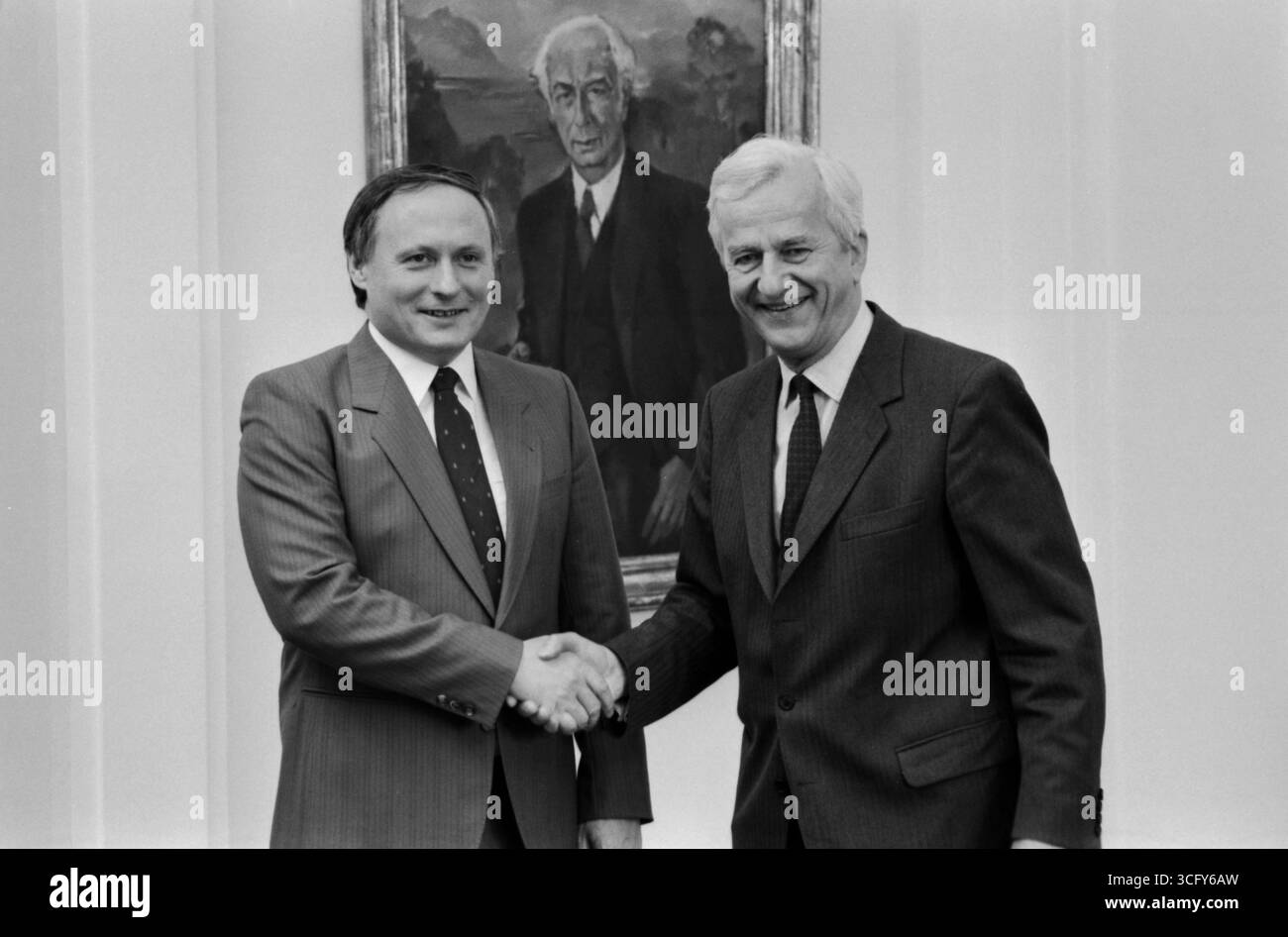 Der saarländische Ministerpräsident Oskar Lafontaine (links) im Gespräch mit Bundespräsident Richard von Weizsäcker (rechts) am 9. Mai 1985 in Bonn. Die Begegnung fand vermutlich im Rahmen der damaligen politischen Konsultationen zum 40. Jahrestag des Kriegsendes. Im Hintergrund ist ein Porträt von Theodor Heuss. Stock Photo