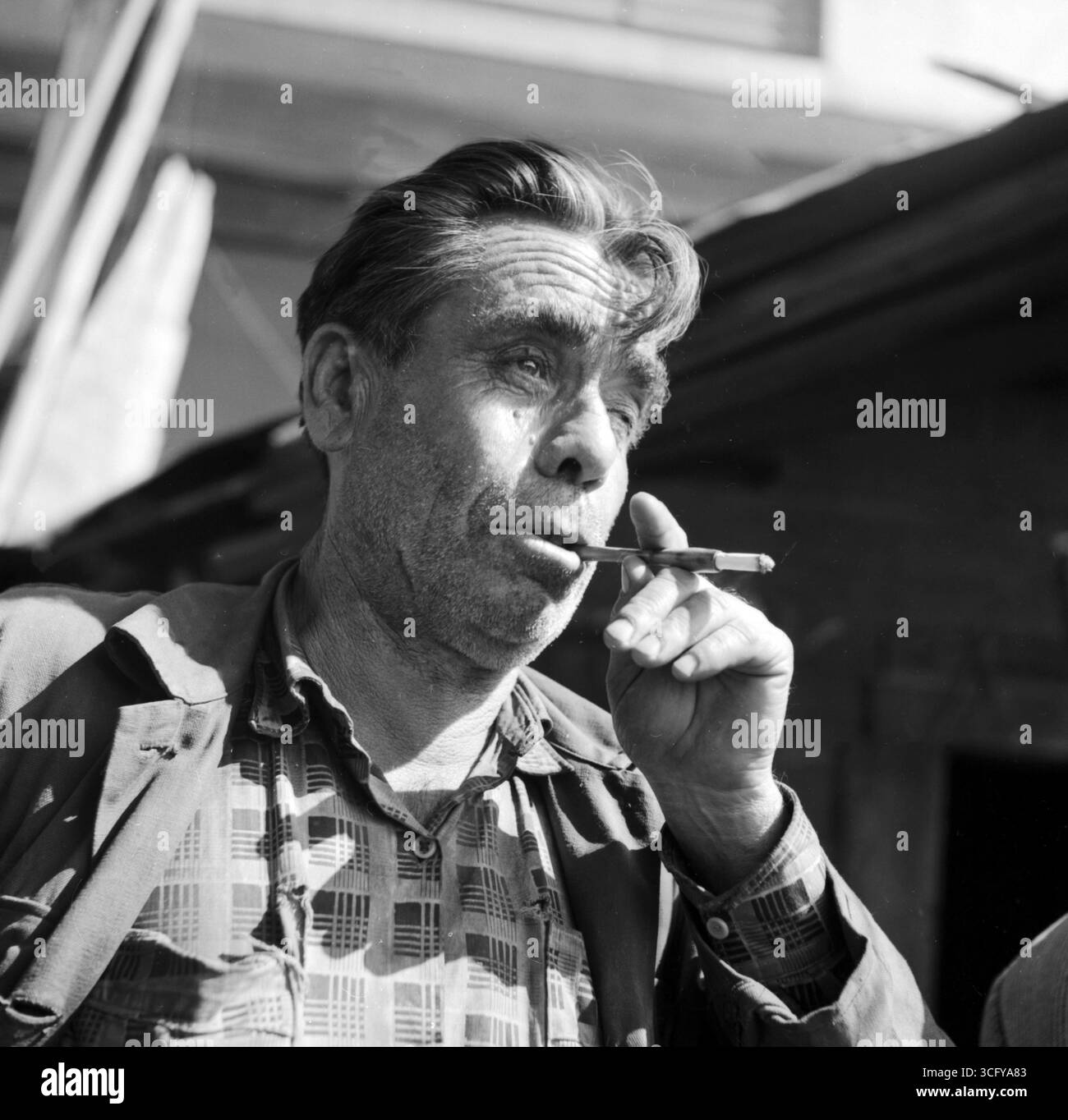Cigarette holder Black and White Stock Photos & Images - Page 2