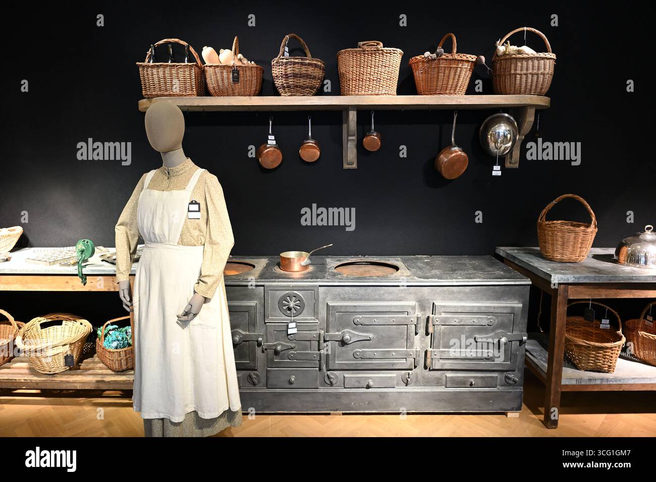 Downton abbey kitchen hi-res stock photography and images - Alamy
