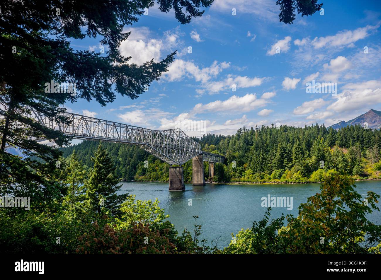 View of the Bridge of the Gods, a steel truss cantilever bridge that spans the Columbia River between Cascade Locks, Oregon, and Washington State near Stock Photo