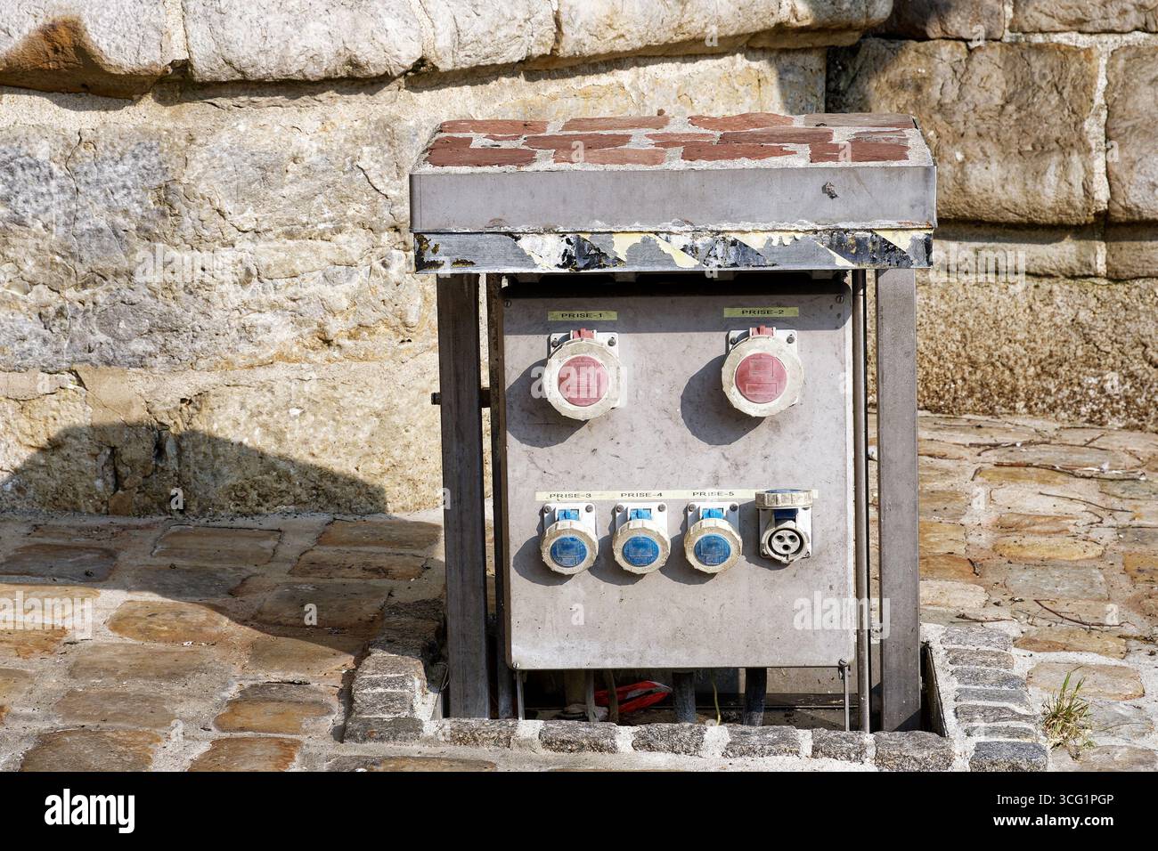 Square post leaves hi-res stock photography and images - Alamy