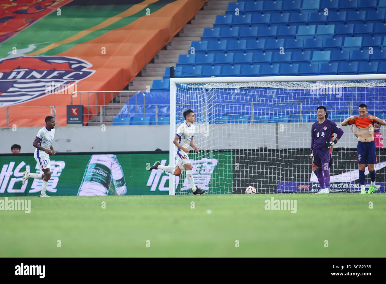 Shanghai Shenhua Football Club defeated Qingdao Hainiu Football Club ...