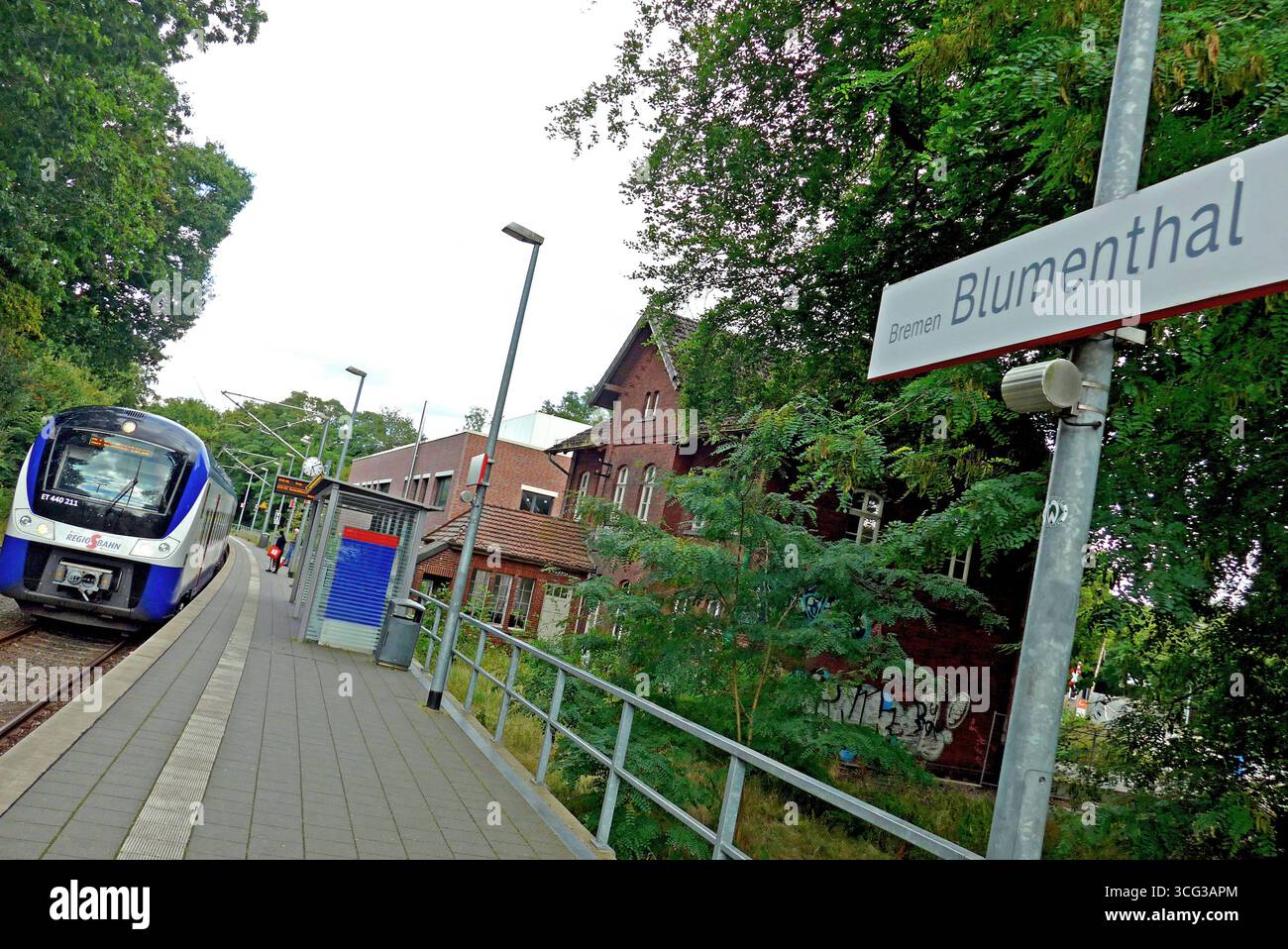 Der Bahnhof von Bremen-Blumenthal bei der Einfahrt einer Regio-S-Bahn ...