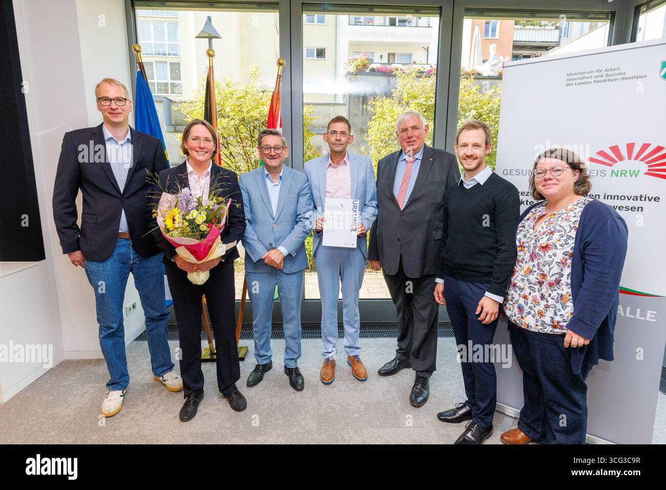 26.08.2025. Düsseldorf. NRW-Gesundheitsminister Laumann verleiht Gesundheitspreis Nordrhein-Westfalen 2024.   Hier: „Erklärvideos zur Stärkung der Ges Stock Photo