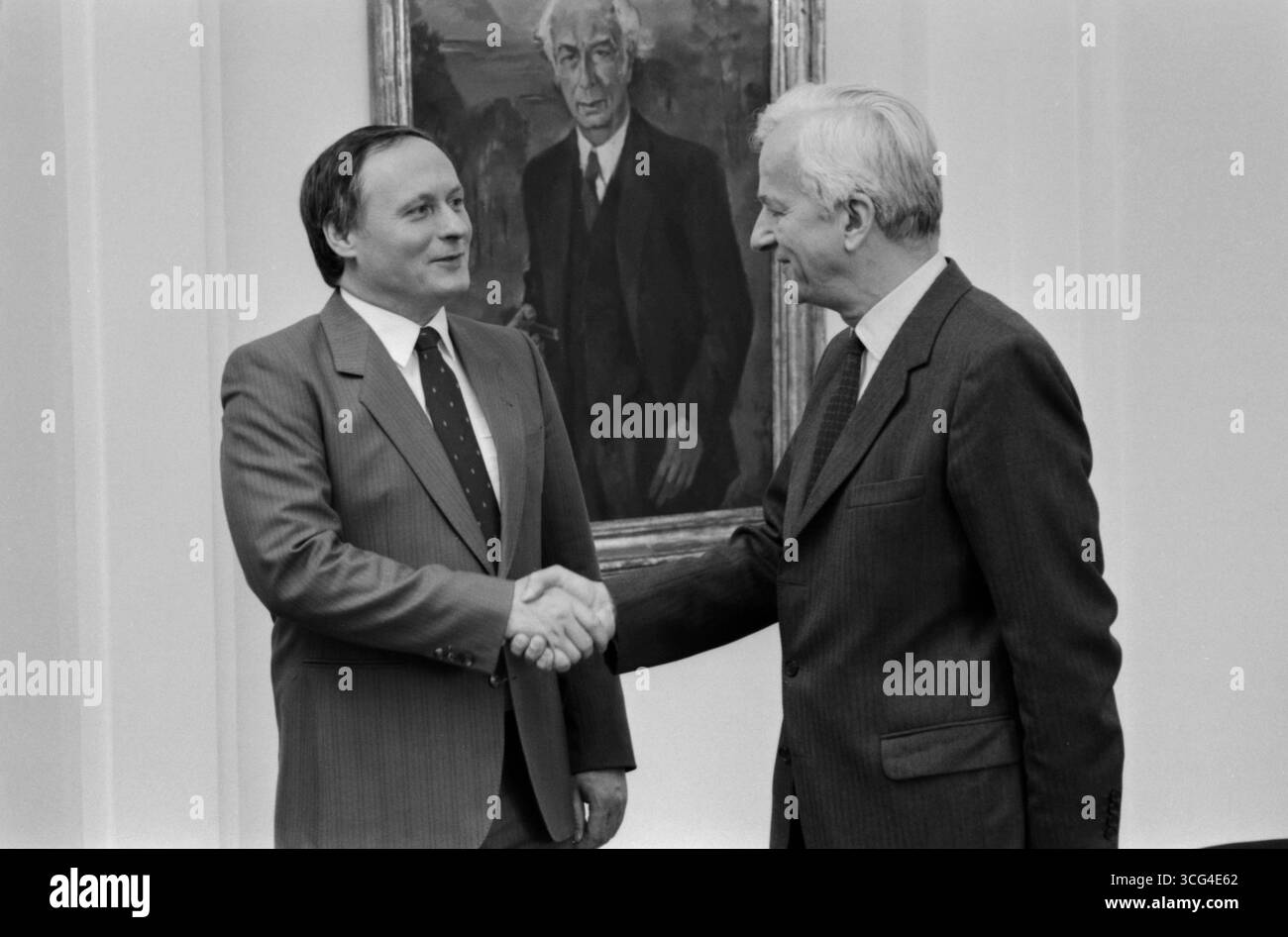 Der saarländische Ministerpräsident Oskar Lafontaine (links) im Gespräch mit Bundespräsident Richard von Weizsäcker (rechts) am 9. Mai 1985 in Bonn. Die Begegnung fand vermutlich im Rahmen der damaligen politischen Konsultationen zum 40. Jahrestag des Kriegsendes. Im Hintergrund ist ein Porträt von Theodor Heuss. Stock Photo