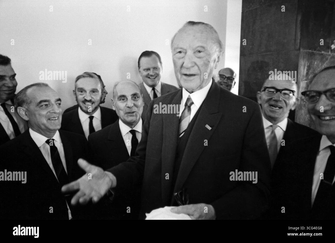 Altkanzler Konrad Adenauer Umringt Von Lachenden M nner In Anz gen Ud altkanzler-konrad-adenauer-umringt-von-lachenden-m-nner-in-anz-gen-ud
