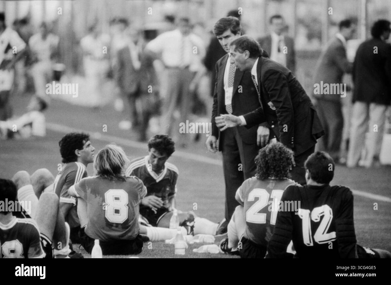 Argentiniens Trainer Carlos Bilardo gibt seiner Mannschaft während der Viertelfinalpartie gegen Jugoslawien bei der WM 1990 taktische Anweisungen. Stock Photo