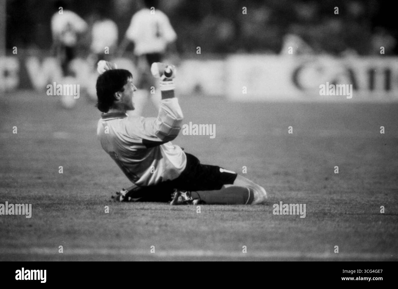 Italiens Torwart Walter Zenga jubelt kniend nach dem Achtelfinalsieg gegen Uruguay bei der Fußball-Weltmeisterschaft 1990. Stock Photo