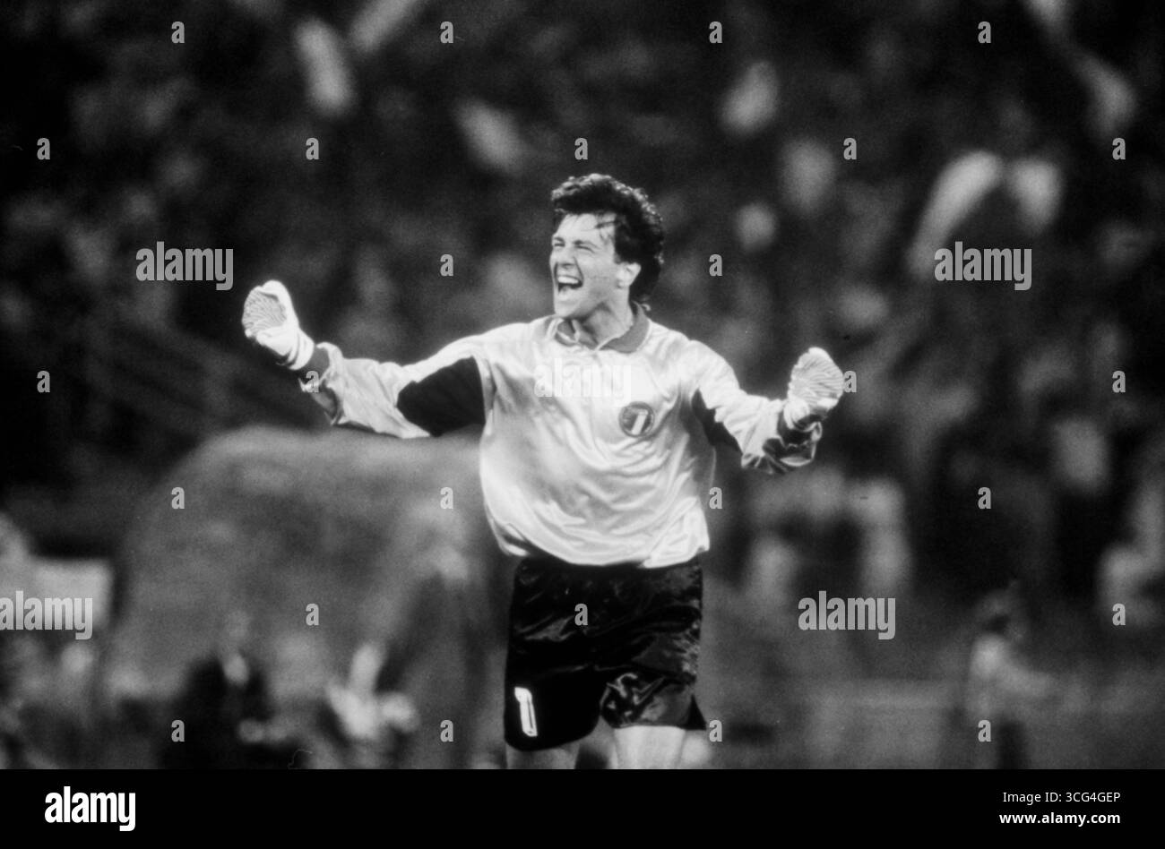 Italiens Torwart Walter Zenga jubelt nach dem Führungs- und Siegtor in der 38. Minute durch Salvatore Schillaci gegen Irland bei der WM 1990. Stock Photo