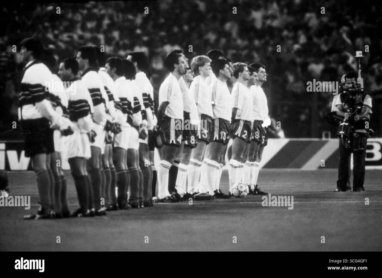 Kurioser Moment vor dem Anpfiff bei der WM 1990: Beim Viertelfinale Irland gegen Italien stehen die irischen Spieler während der Hymne versehentlich mit dem Rücken zum Spielfeld. Stock Photo
