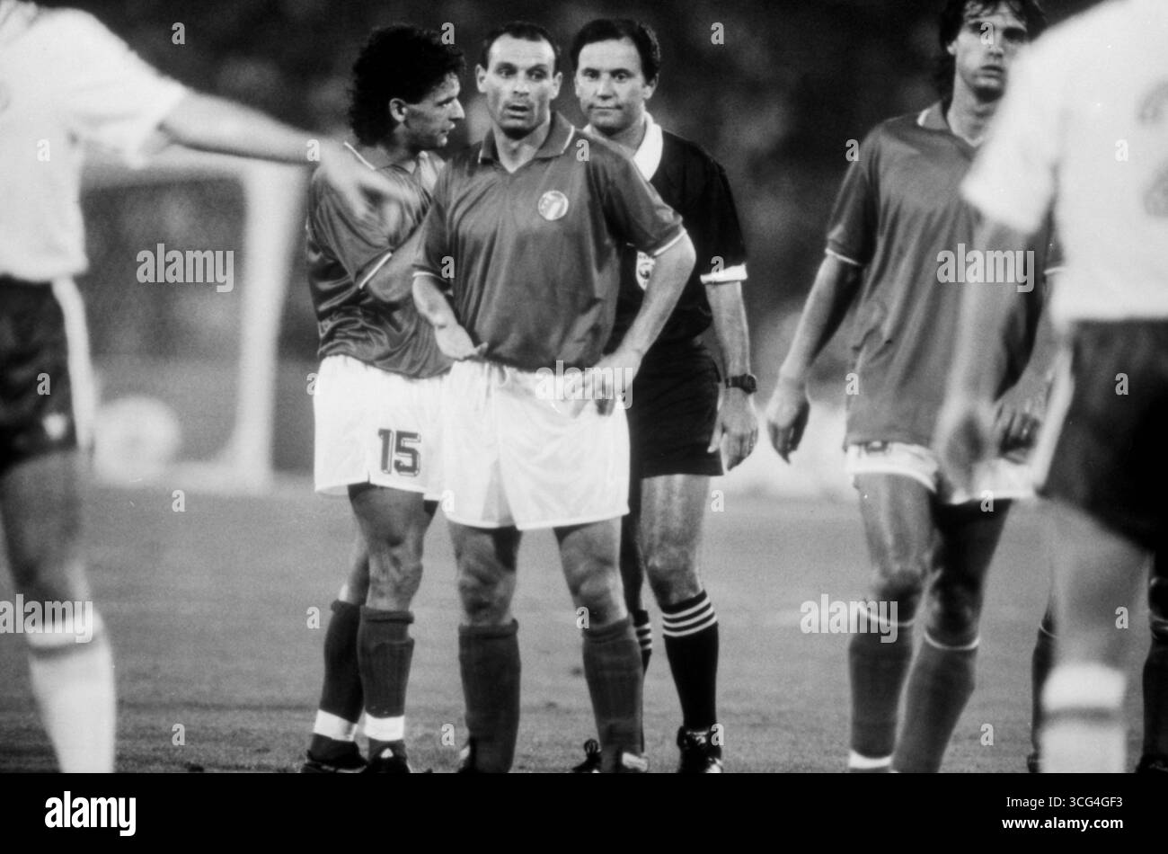 Italiens Roberto Baggio (Nr. 15) im Gespräch mit Schiedsrichter Silva Valente (Portugal), davor Salvatore Schillaci (vorne, mittig), der auf den Ball wartet. Viertelfinalspiels Italien gegen Irland. Stock Photo