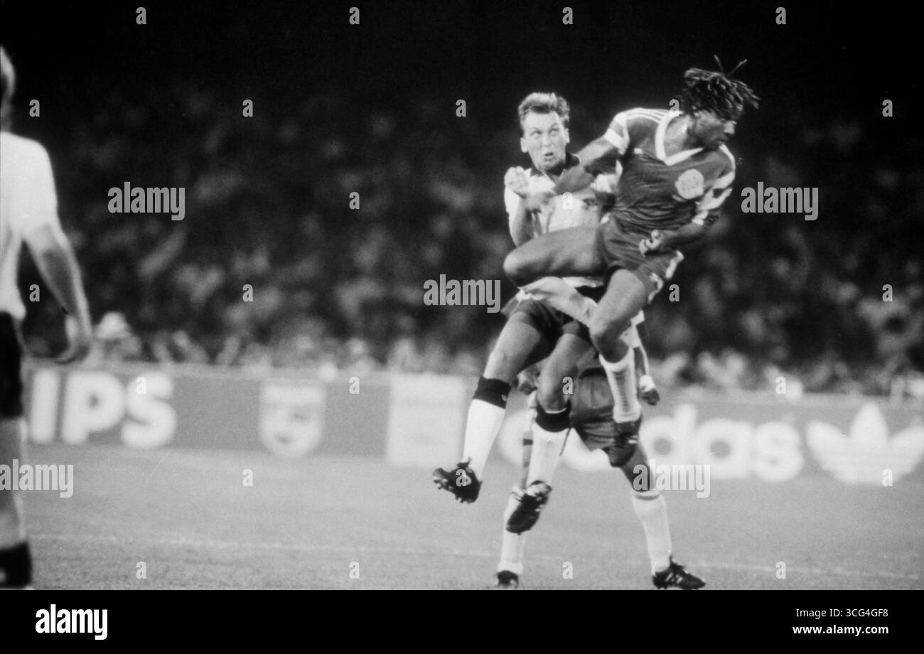 David Platt und Cyrille Makanaky liefern sich im Viertelfinale England gegen Kamerun ein körperbetontes Kopfballduell. Stock Photo