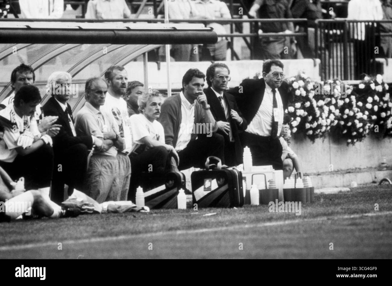 Franz Beckenbauer und sein Betreuerteam verfolgen das Viertelfinalspiel der WM 1990 gegen die Tschechoslowakei angespannt von der deutschen Trainerbank aus. Stock Photo