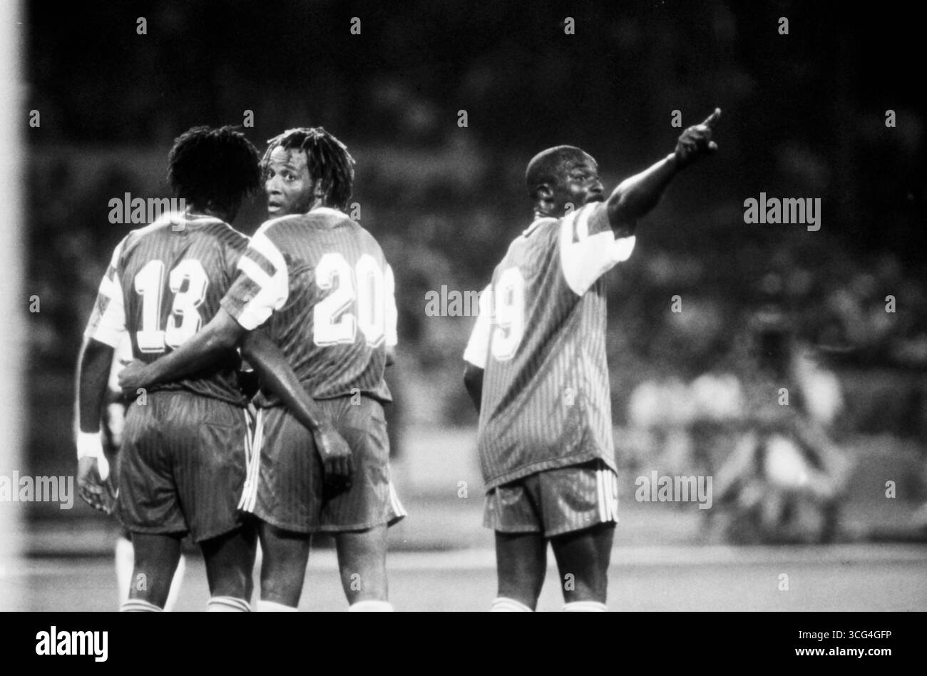 Die kamerunischen Spieler Jean-Claude Pagal, Cyrille Makanaky und Roger Milla stellen eine Mauer im WM-Viertelfinale 1990 gegen England. Stock Photo