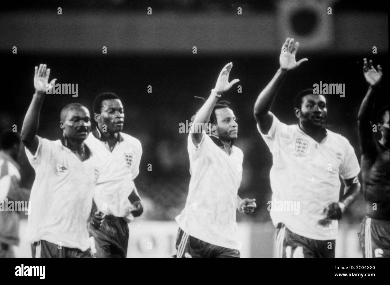 Nach dem dramatischen Viertelfinale gegen England verabschieden sich Roger Milla, Eugene Ekeke, Cyrille Makanaky und Stephen Tataw winkend vom Publikum – in englischen Trikots. Stock Photo