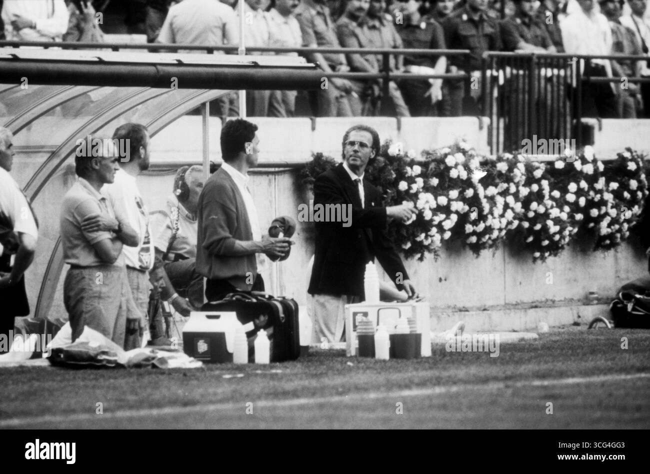 Bundestrainer Franz Beckenbauer gestikuliert energisch am Spielfeldrand während des Viertelfinales der Fußball-WM 1990 gegen die CSFR. Stock Photo