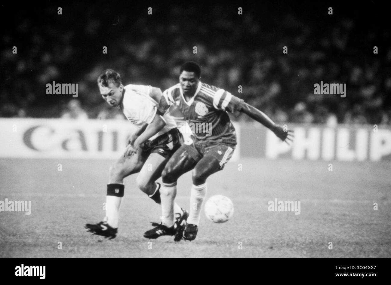 Im Viertelfinale der WM 1990 verliert Englands David Platt einen Zweikampf gegen Kameruns Thomas Libiih. Stock Photo