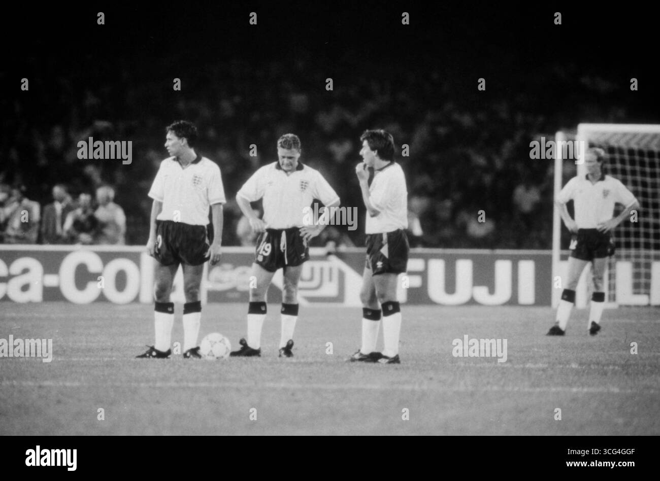 Gary Lineker, Paul Gascoigne und Peter Beardsley stehen nach einem Gegentor im Mittelkreis, im WM-Viertelfinale 1990 gegen Kamerun. Stock Photo