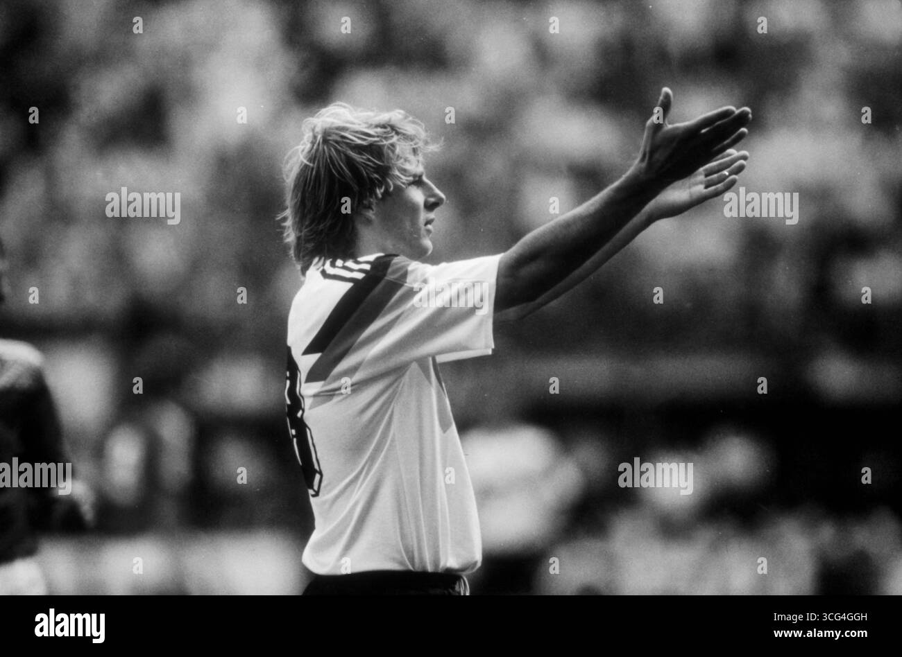 Jürgen Klinsmann gestikuliert im Trikot der deutschen Nationalmannschaft während des WM-Viertelfinals 1990 gegen die Tschechoslowakei. Stock Photo