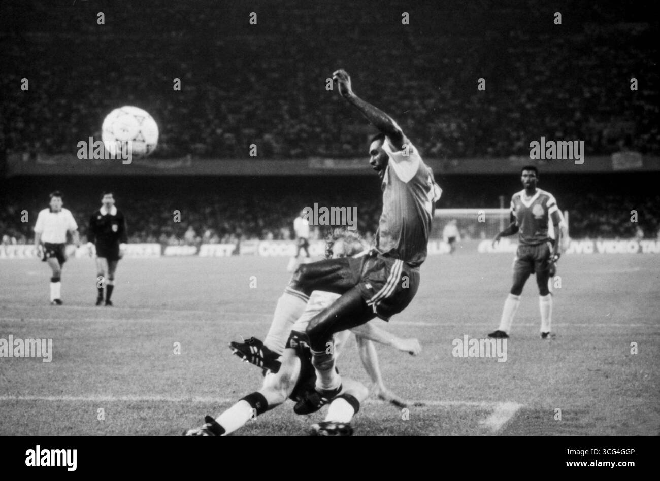 Im WM-Viertelfinale 1990 in Neapel foult Englands Mark Wright den kamerunischen Kapitän Stephen Tataw bei einem Zweikampf im Strafraum. Stock Photo