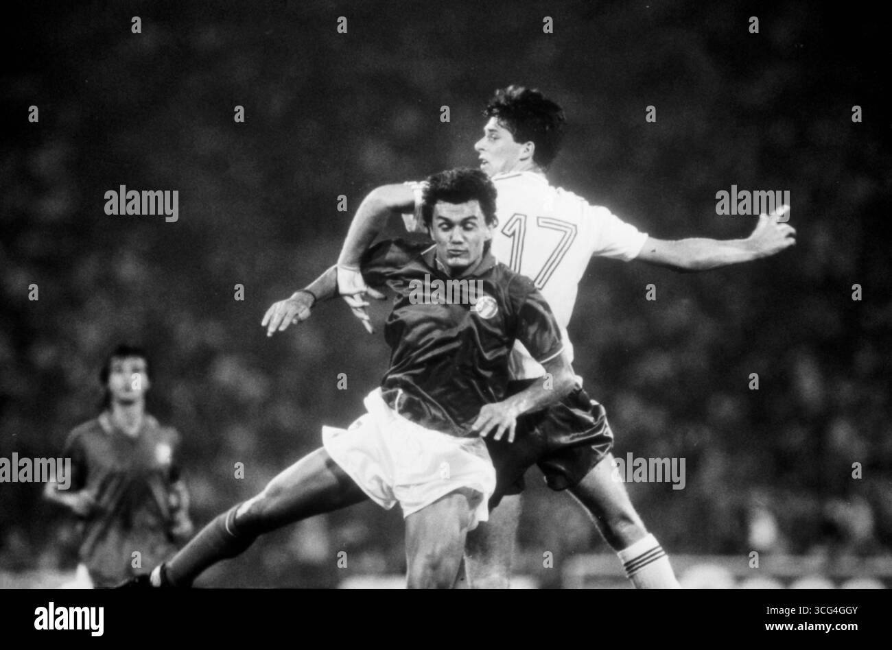 Paolo Maldini (Italien) im Luftduell mit Niall Quinn (Irland) beim Viertelfinale der Fußball-WM 1990. Stock Photo