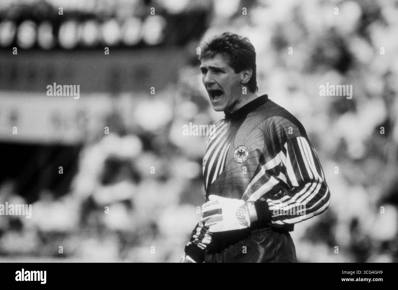 Torhüter Bodo Illgner ruft lautstark über das Spielfeld während des WM-Viertelfinales gegen die CSFR 1990. Stock Photo