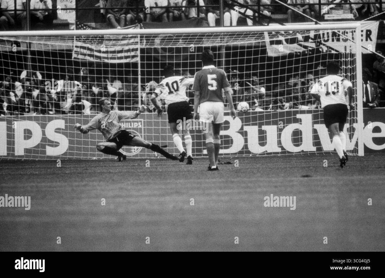 Lothar Matthäus trifft per Strafstoß im Viertelfinale der Fußball-Weltmeisterschaft 1990 gegen die Tschechoslowakei. Stock Photo