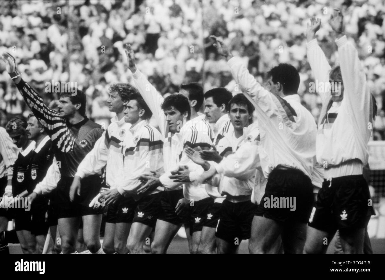 Spieler der deutschen Nationalmannschaft winken dem Publikum vor dem WM-Viertelfinale gegen die CSFR in Italien. Stock Photo