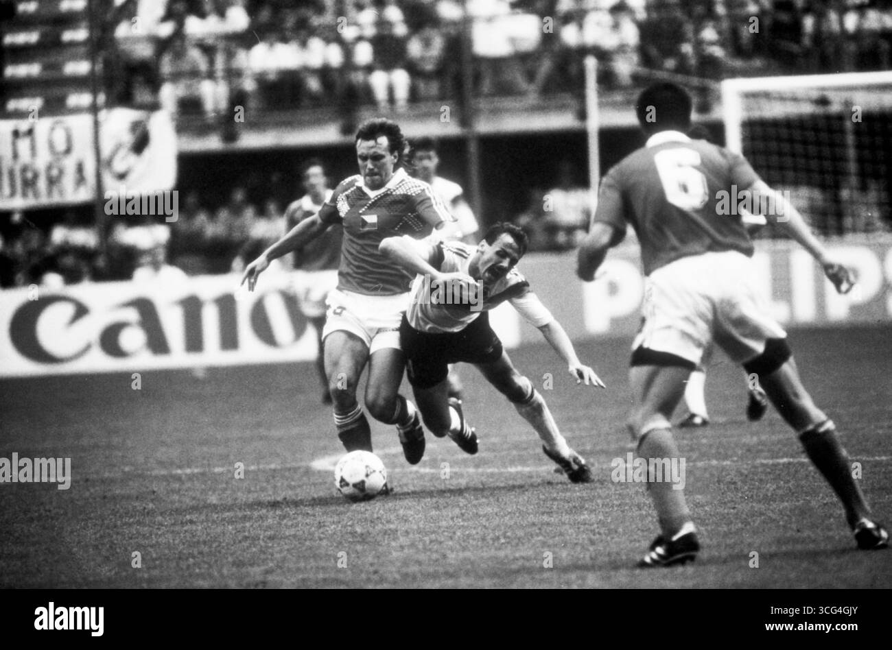 Deutschlands Jürgen Kohler wird im Viertelfinale der WM 1990 von Vaclav Nemecek (Tschechoslowakei) regelwidrig zu Boden gebracht. Stock Photo