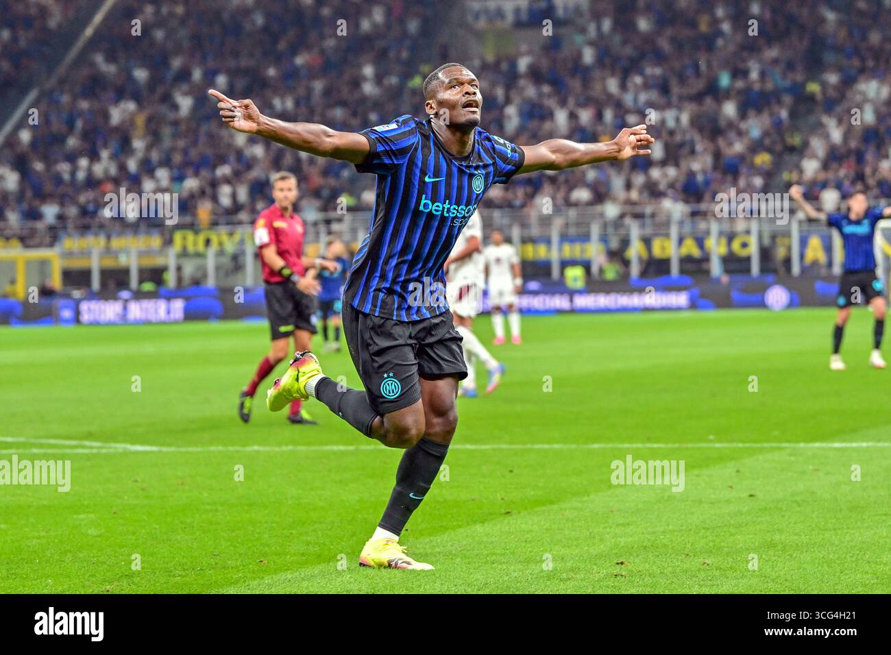 Milano, Italy. 25th, August 2025. Ange-Yoan Bonny (14) of Inter scores ...