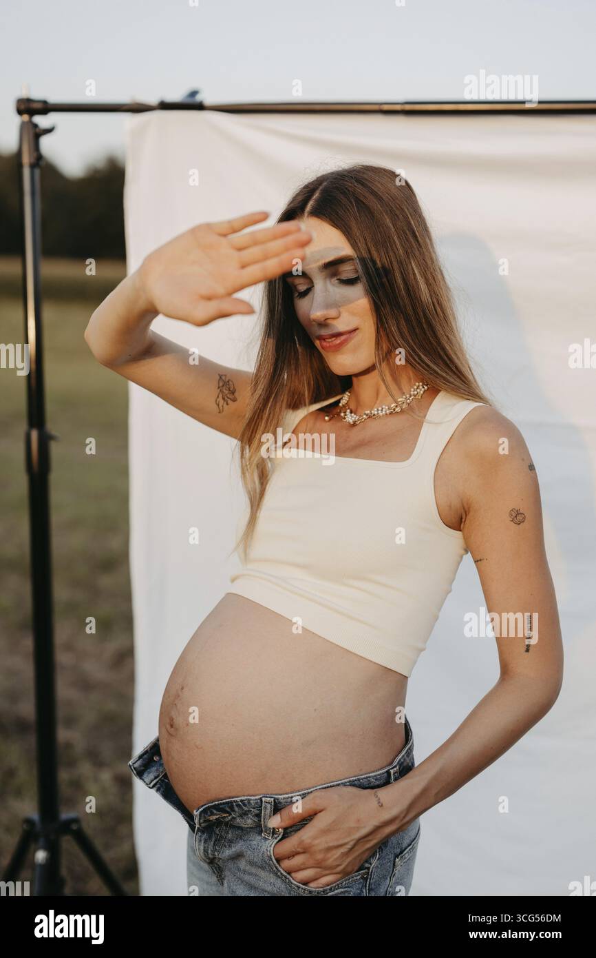 Pregnant woman sun protection hi-res stock photography and images - Alamy