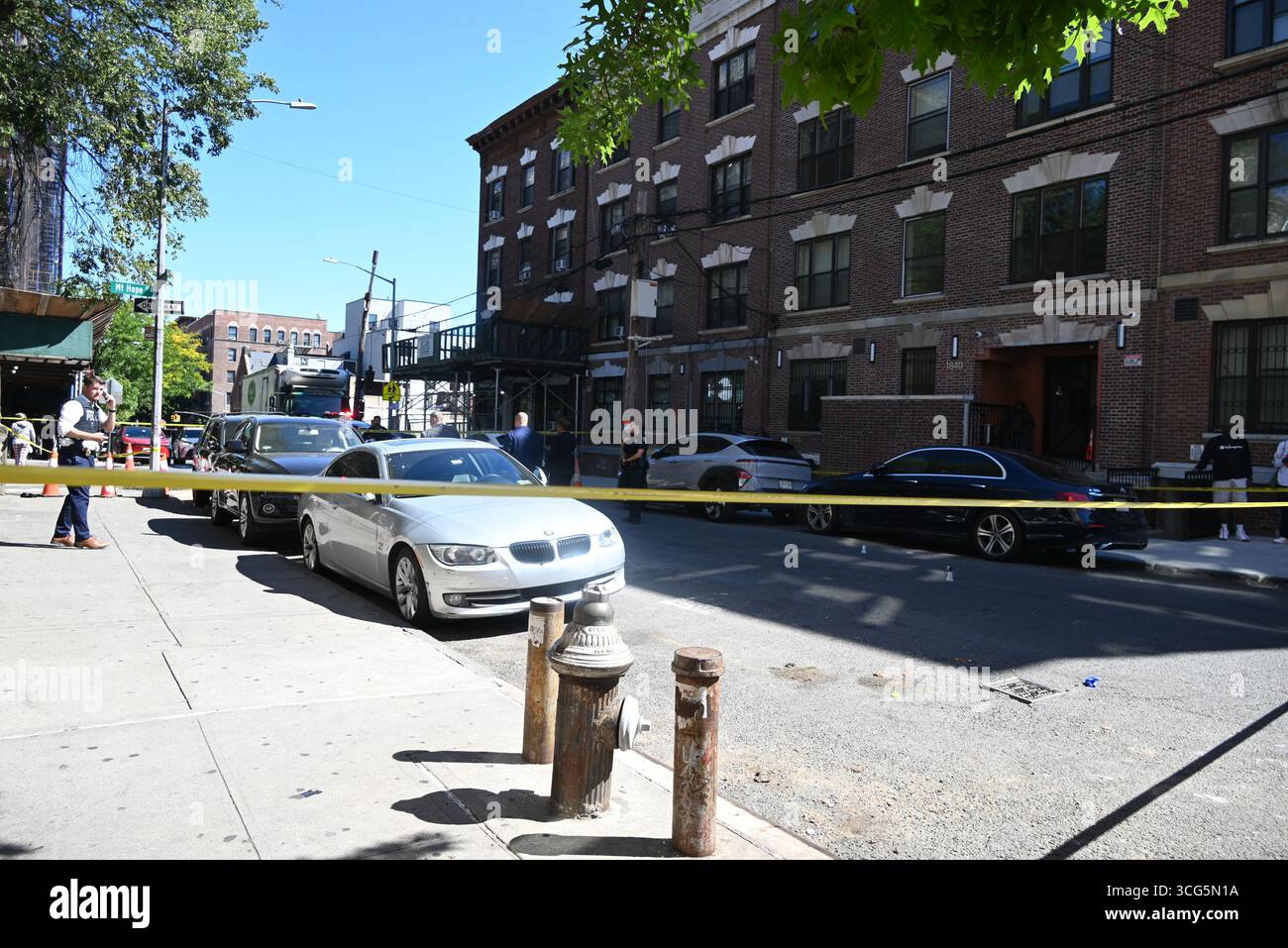 Bronx, New York, Deer. 26th Aug, 2025. (new) man fatally shot in the ...