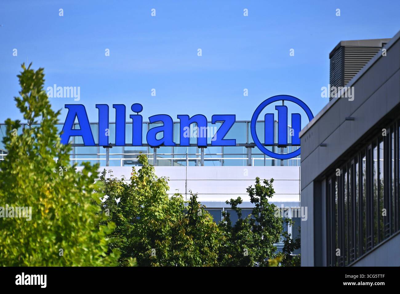 Firmenlogo der ALLIANZ am Sitz in Unterfoehring. Allianz Logo ...
