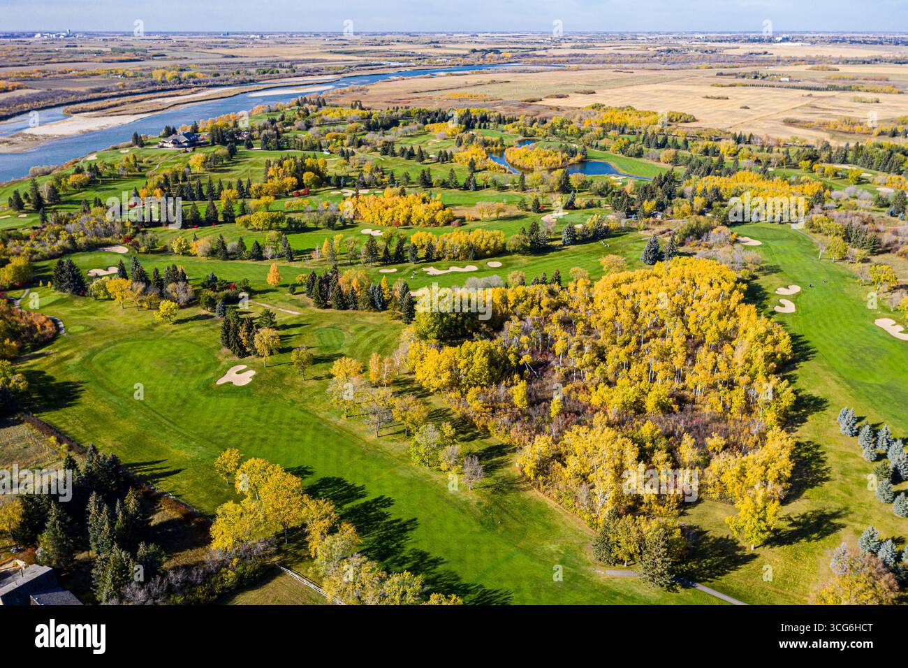 A breathtaking drone shot showing the lush fairways and greens of Riverside Country Club along the South Saskatchewan River, one of Saskatoon’s premie Stock Photo