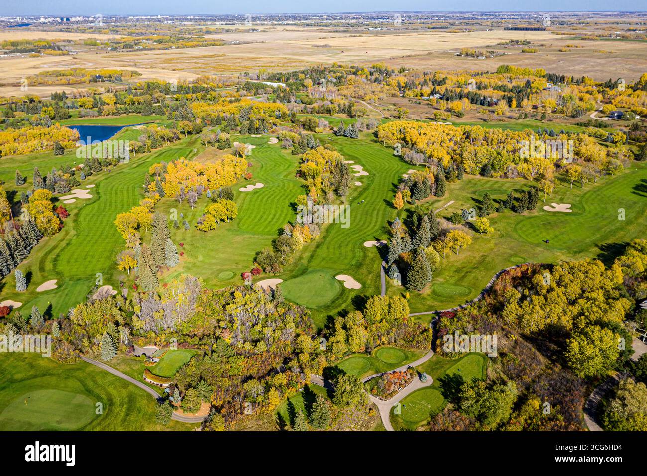 A breathtaking drone shot showing the lush fairways and greens of Riverside Country Club along the South Saskatchewan River, one of Saskatoon’s premie Stock Photo