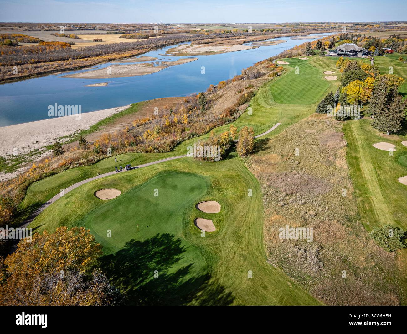 A breathtaking drone shot showing the lush fairways and greens of Riverside Country Club along the South Saskatchewan River, one of Saskatoon’s premie Stock Photo