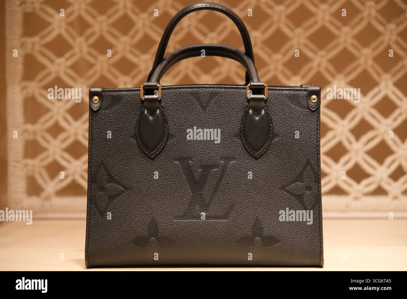 Vuitton onthego pm monogram ルイ ヴィトン オンザゴー pm Shanghai 