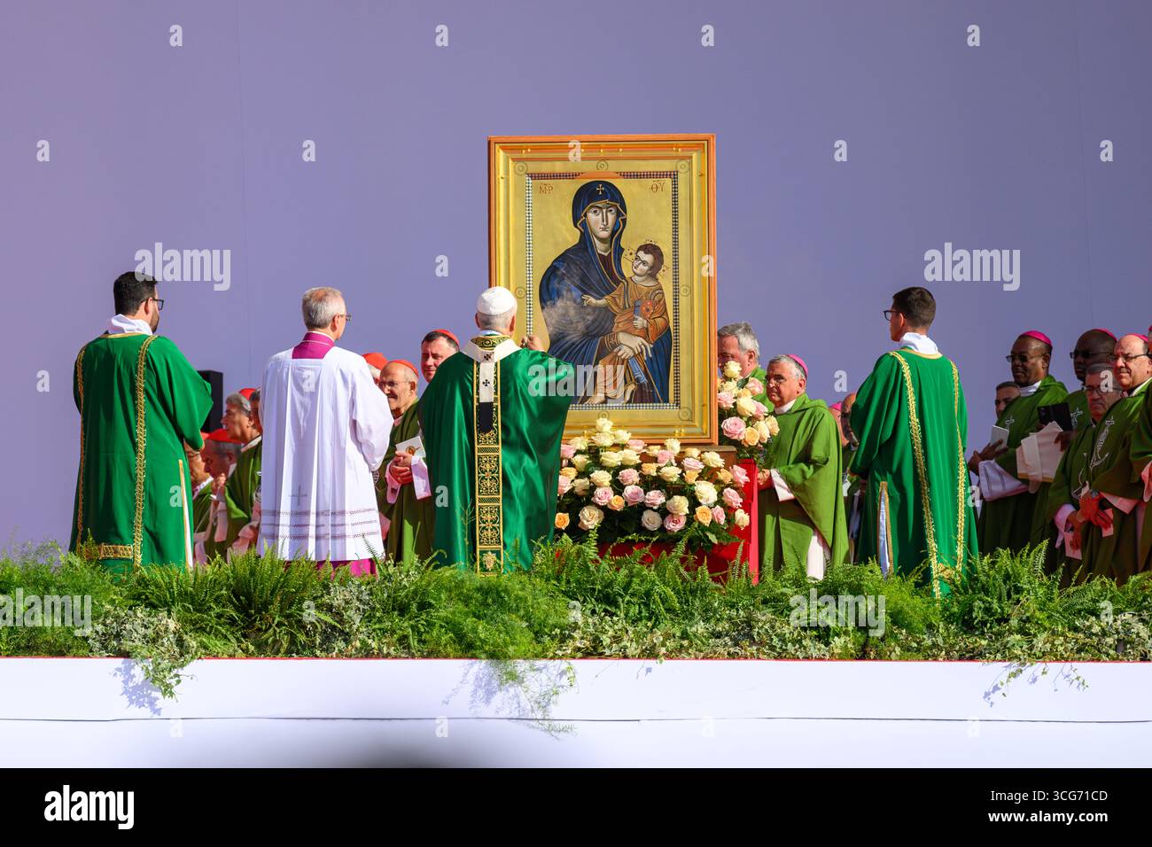 Pope Leo XIV incensing the Marian icon Salus Populi Romani during the ...