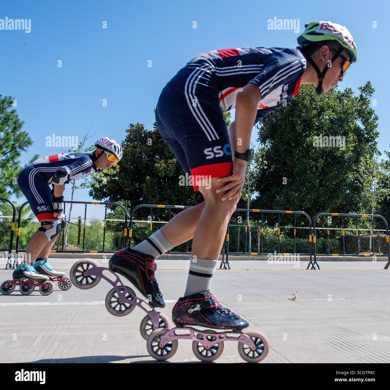 People participate in a roller marathon competition in Fuzhou City ...