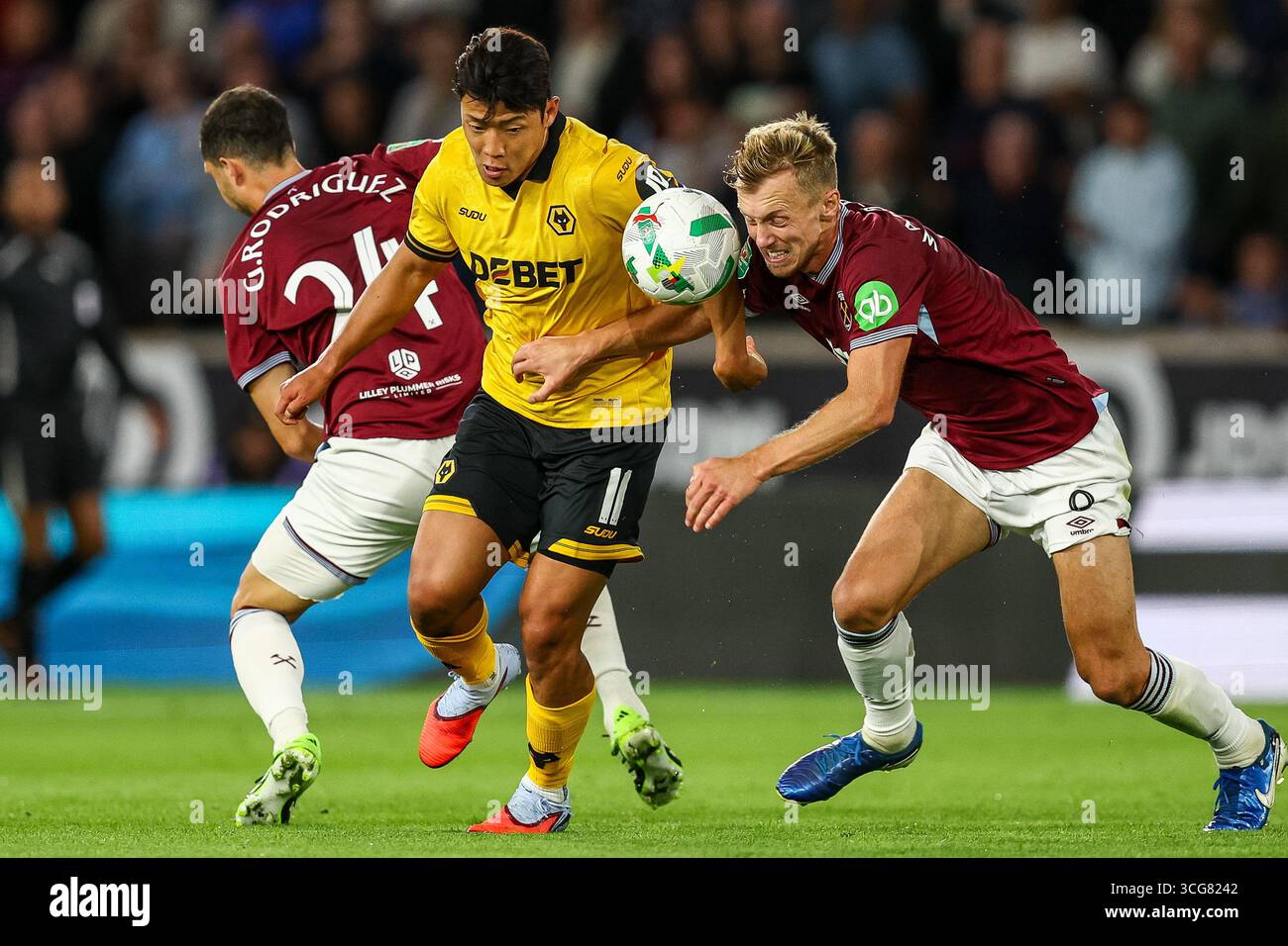 Molineux, Wolverhampton on Tuesday 26th August 2025. Wolverhampton Wanderers' Hwang Hee-Chan in action forcing his way through the gap during the Carabao Cup match between Wolverhampton Wanderers and West Ham United at Molineux, Wolverhampton on Tuesday 26th August 2025. (Photo: Stuart Leggett | MI News) Credit: MI News & Sport /Alamy Live News Stock Photo