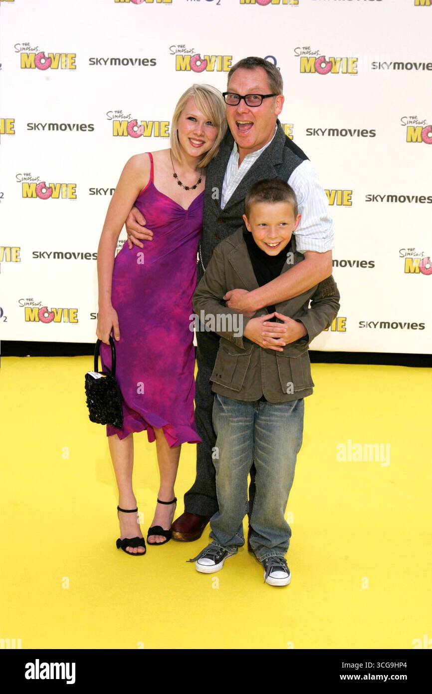 Vic Reeves with his kids at the UK premiere of The Simpsons Movie at ...