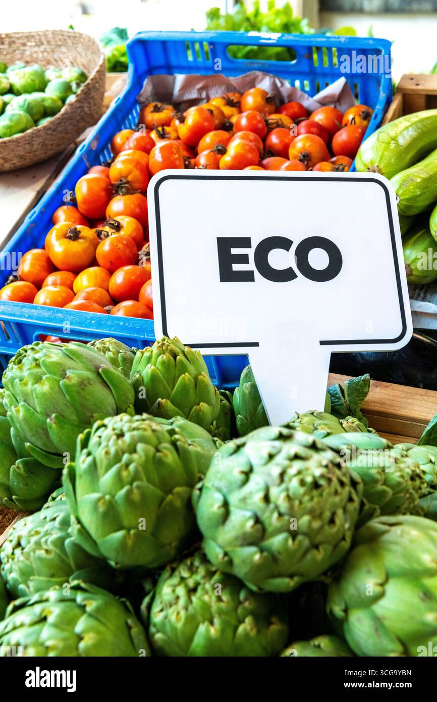 Ökologisches Angebot an einem Marktstand in der Markthalle von Manacor, Mallorca Stock Photo