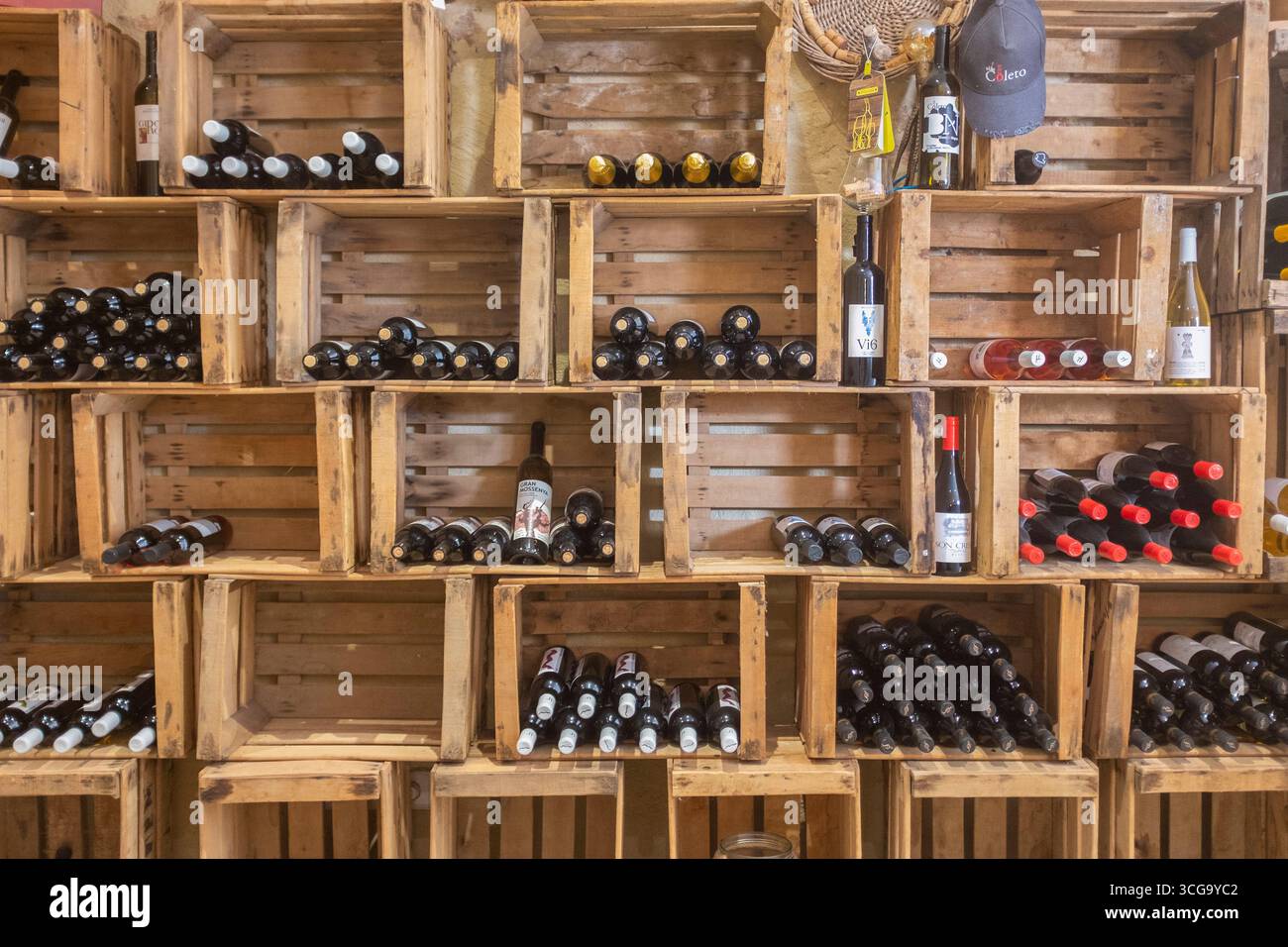 Ein Weinregal aus alten Kisten, Mallorca. Stock Photo