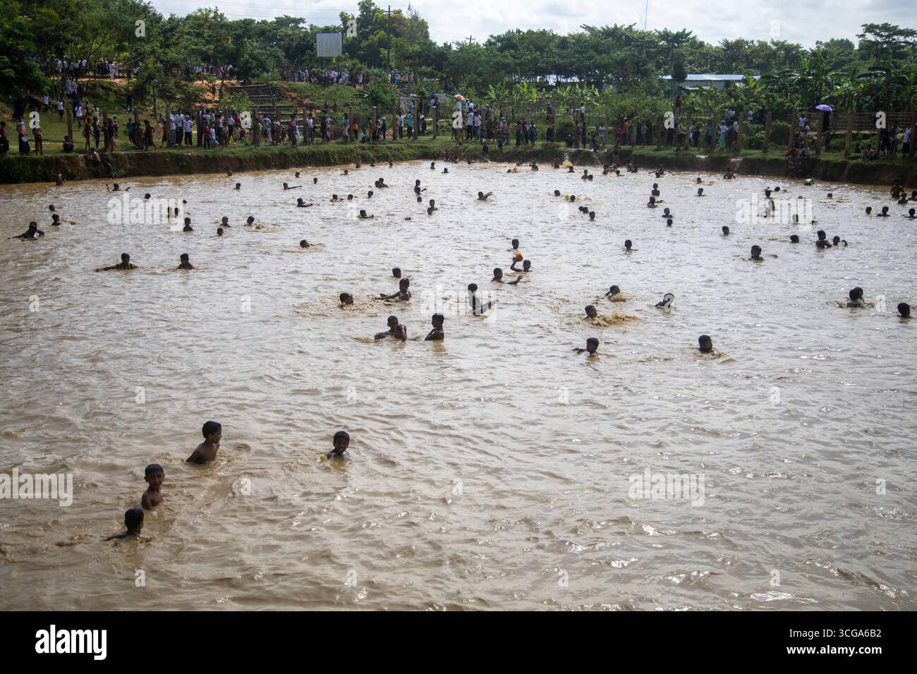 Qizlar oldida parkdagi wankerlarning fotosuratlarini korsating