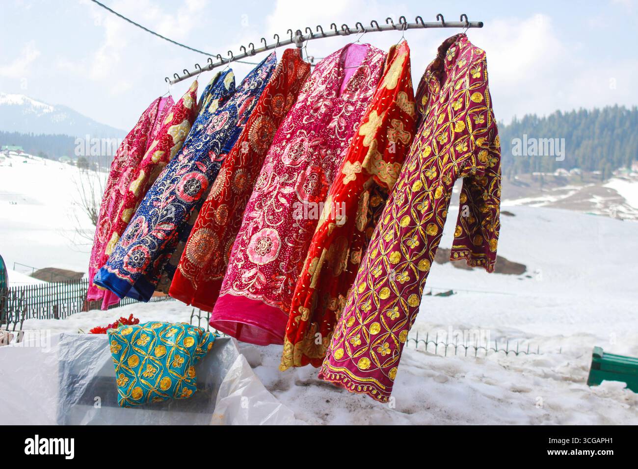 Kashmiri dresses hi-res stock photography and images - Alamy