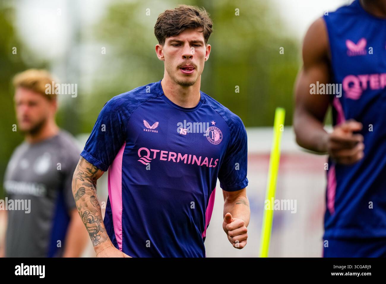 Rotterdam, The Netherlands. 27th Aug, 2025. Rotterdam - Jordan Bos of Feyenoord Rotterdam warms up during a training of Feyenoord at Nieuw Varkenoord on 27 August 2025 in Rotterdam, The Netherlands. Credit: box to box pictures/Alamy Live News Stock Photo