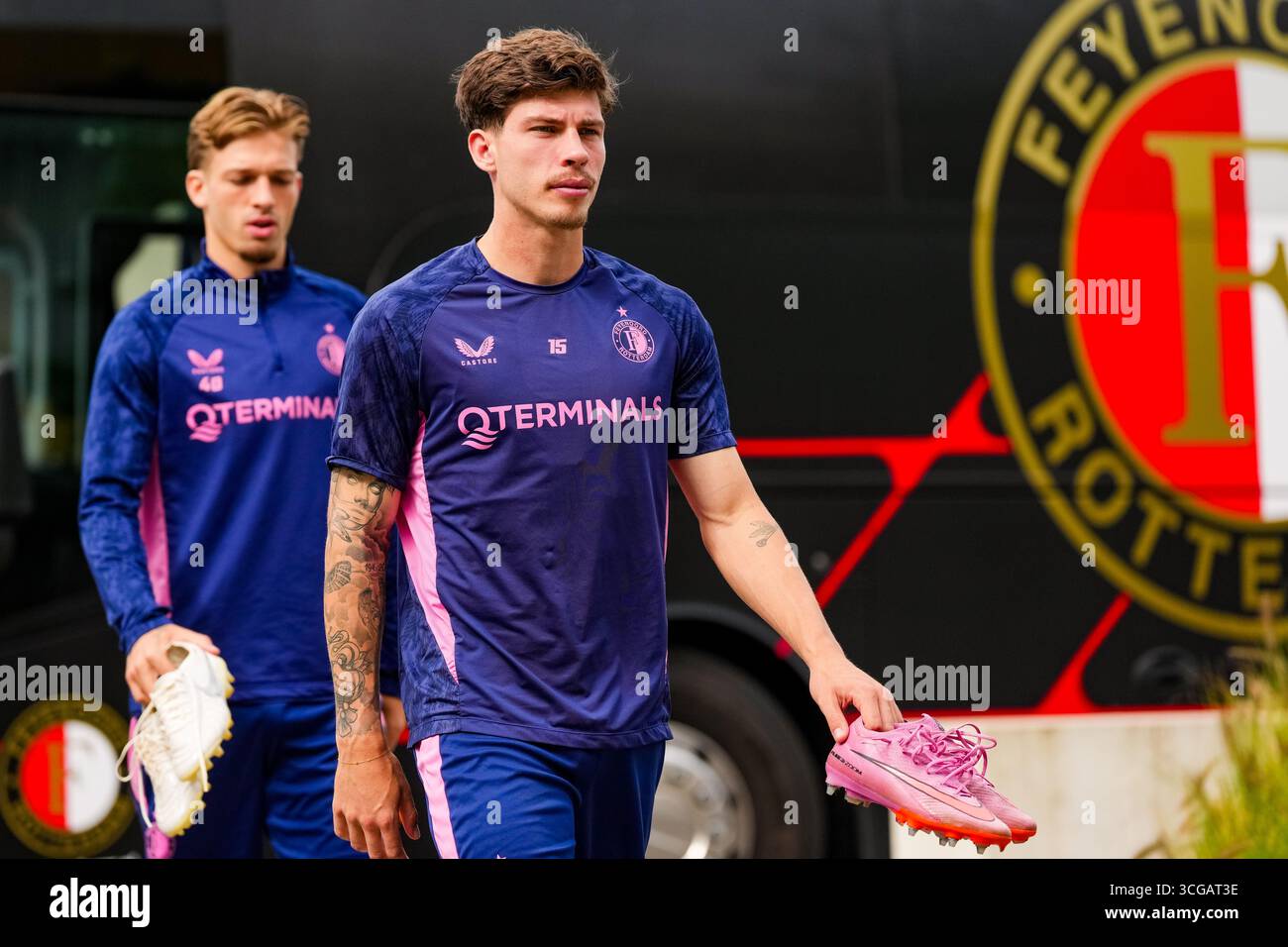 Rotterdam, The Netherlands. 27th Aug, 2025. Rotterdam - Jordan Bos of Feyenoord Rotterdam arriving at Nieuw Varkenoord during a training of Feyenoord at Nieuw Varkenoord on 27 August 2025 in Rotterdam, The Netherlands. Credit: box to box pictures/Alamy Live News Stock Photo